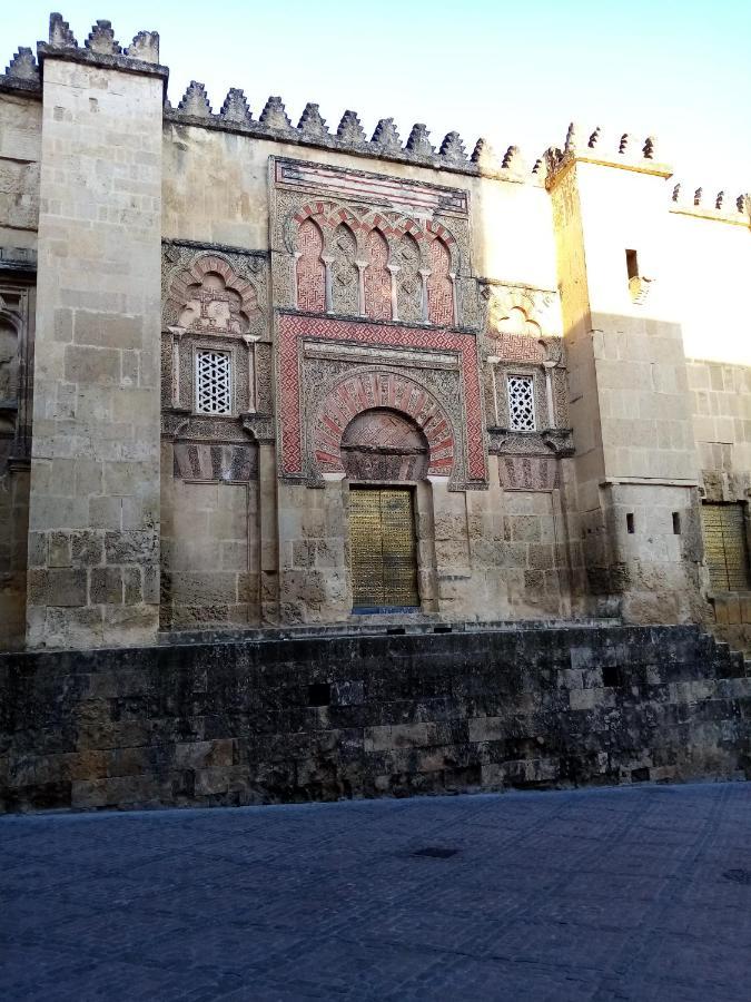 Córdoba centro esencia cordobesa. Mezquita Exterior foto